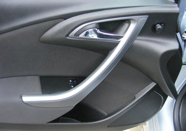 Opel Astra cena 34500 przebieg: 81000, rok produkcji 2014 z Tarnobrzeg małe 596